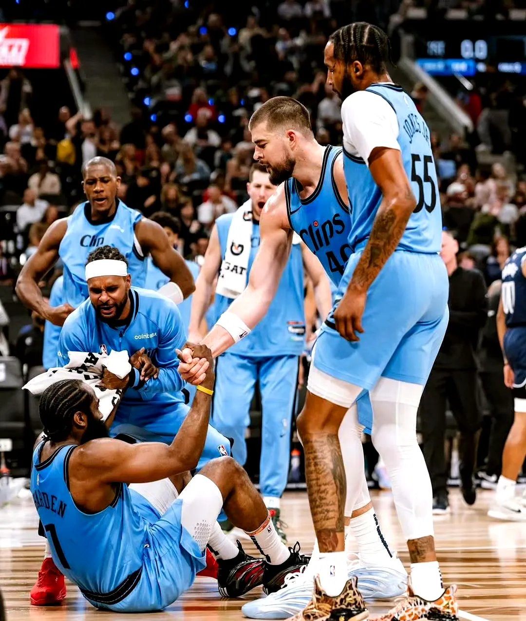 爱游戏下载爱游戏-关于清晨突围战来临；洛杉矶快船围绕社区盾豪取连胜；质疑声仍在；高层口径保持一致的信息