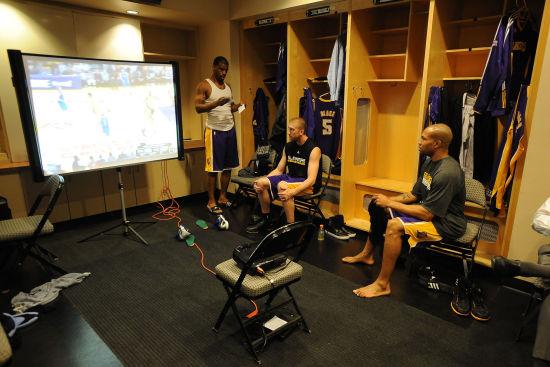 爱游戏APP-包含迈阿密热火发布备战花絮，今晚更衣室发声，NBA常规赛任务艰巨，更衣室氛围转暖的词条